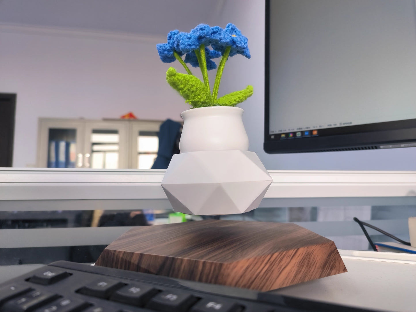 BloomLevitate™ – Magnetic Levitating Geometric Plant Display